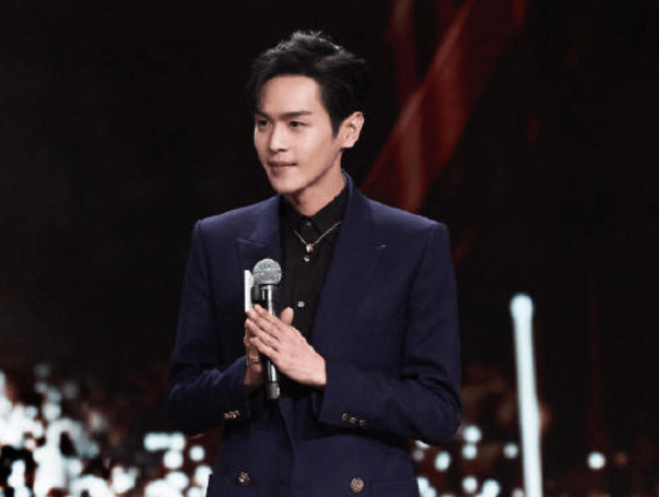 原创国剧盛典郭麒麟凭借庆余年获奖张若昀现场还被郭德纲威胁