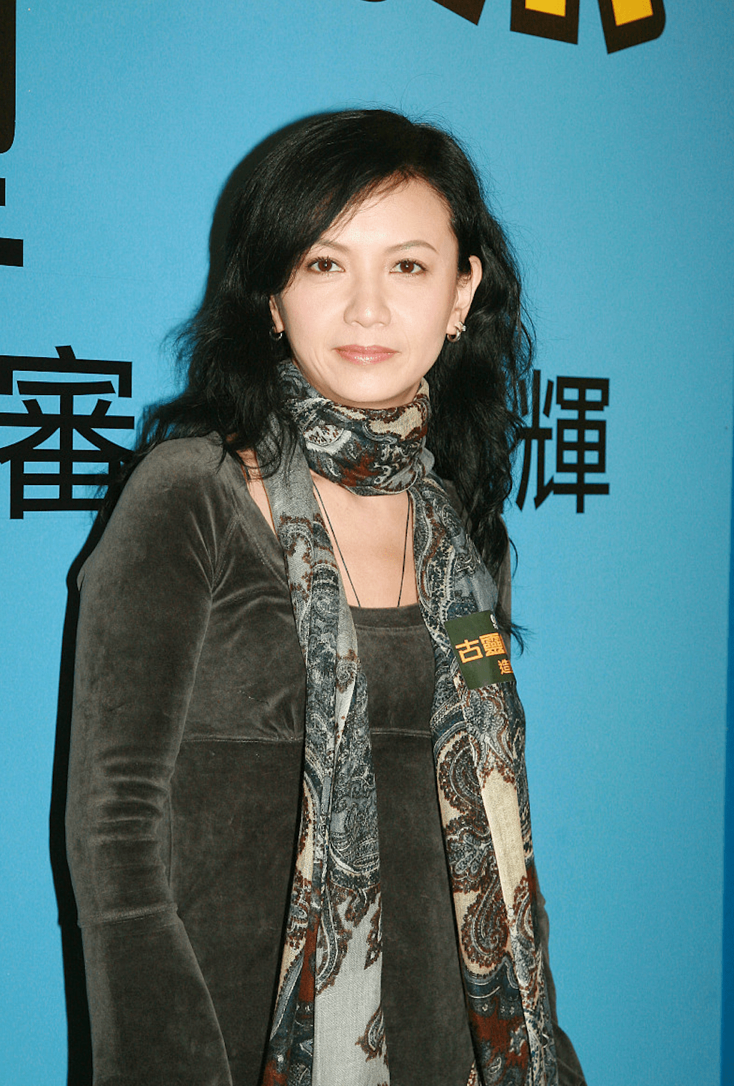 原创曾华倩晒照为儿子庆生尽展母子情深22岁儿子高两米已是泳将