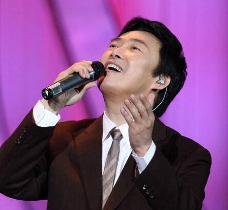 费玉清是一位红遍海峡两岸的台湾歌星,他唱的许多歌曲都深受两岸听众