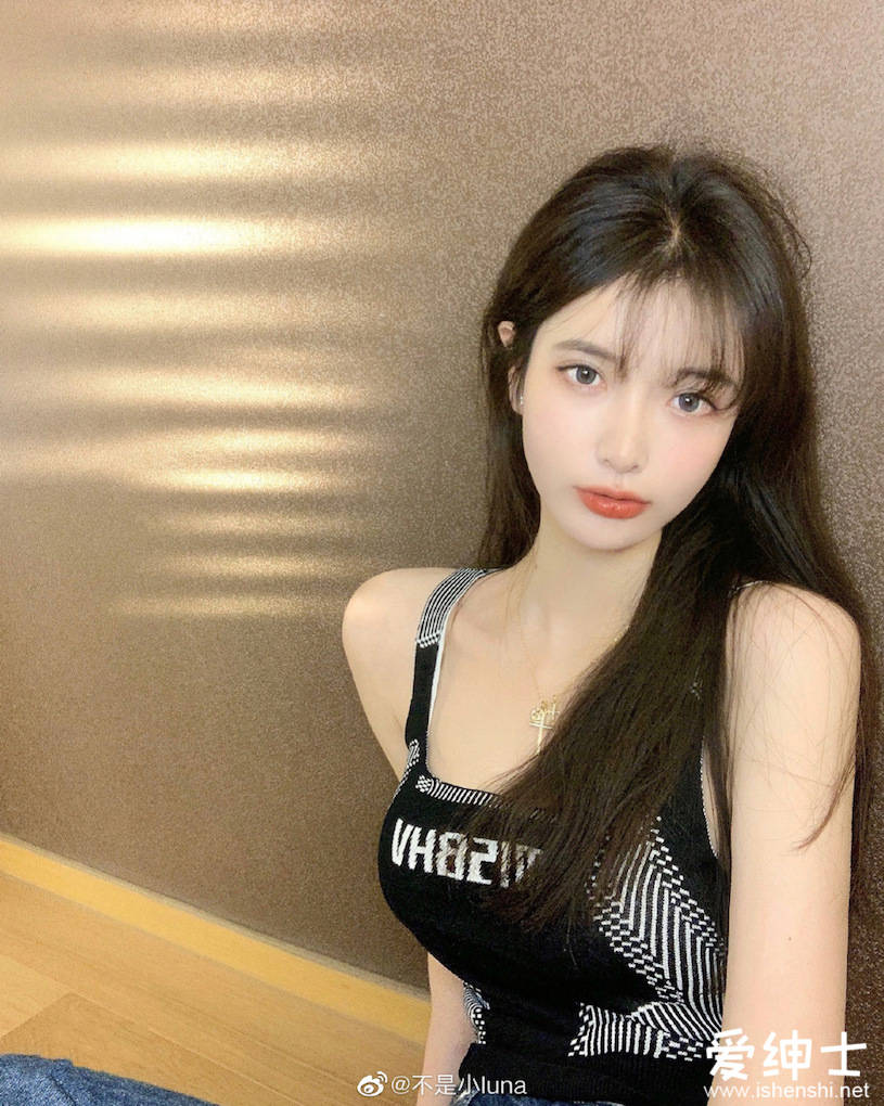 21岁微博美妆美女主播「luna」锁骨线条好漂亮,与圣诞树的合影展现好