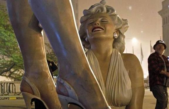 全球最性感的雕像，展出仅300天就被拆除，只因游客做了这件事