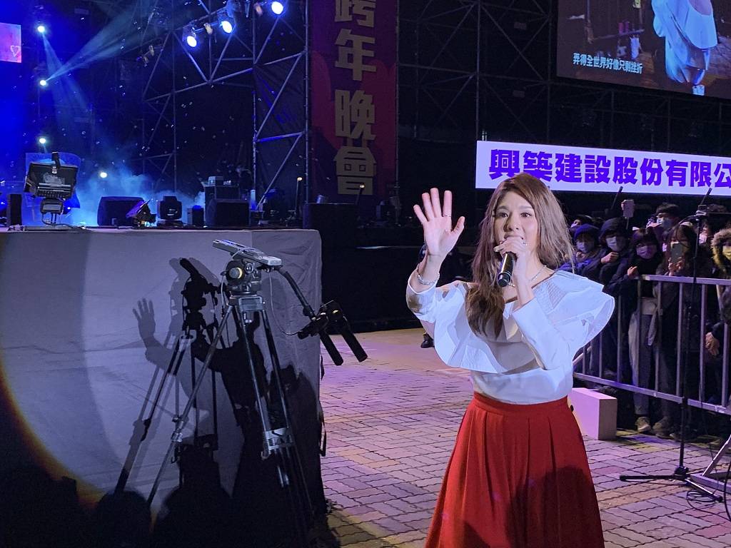 杨丞琳开直播与粉丝互动，连唱12首经典主打_果酱音乐