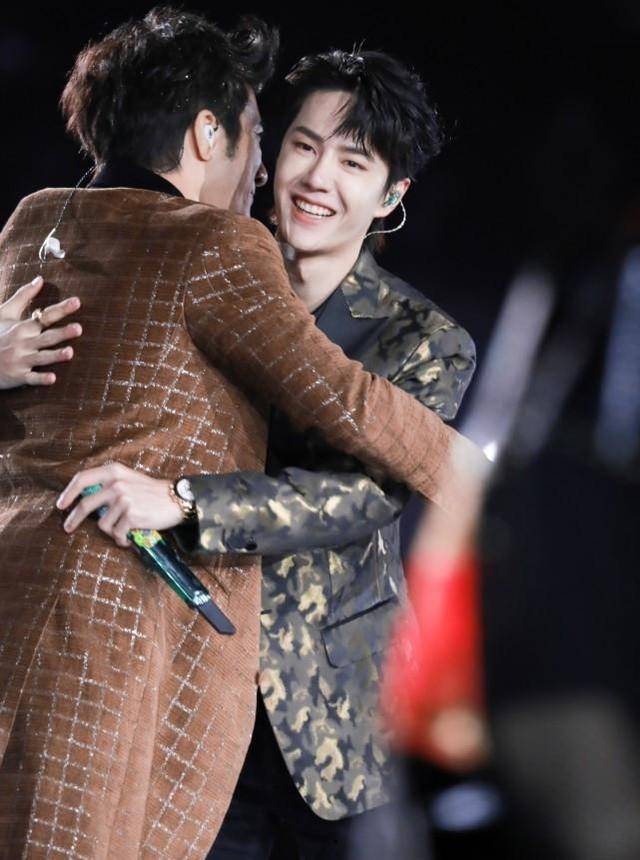 原创王力宏晒与王一博拥抱照片,称王一博这孩子不得了!周杰伦点赞