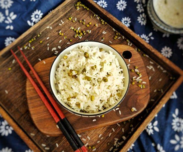 冬天爱上火,煮米饭时加入这种豆子,营养好吃还去火_绿豆