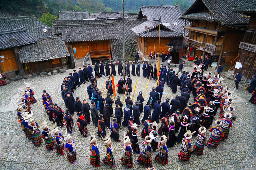 原创冬季旅游来贵州民族风情浓郁的苗寨喝12道拦门酒跳欢快芦笙舞