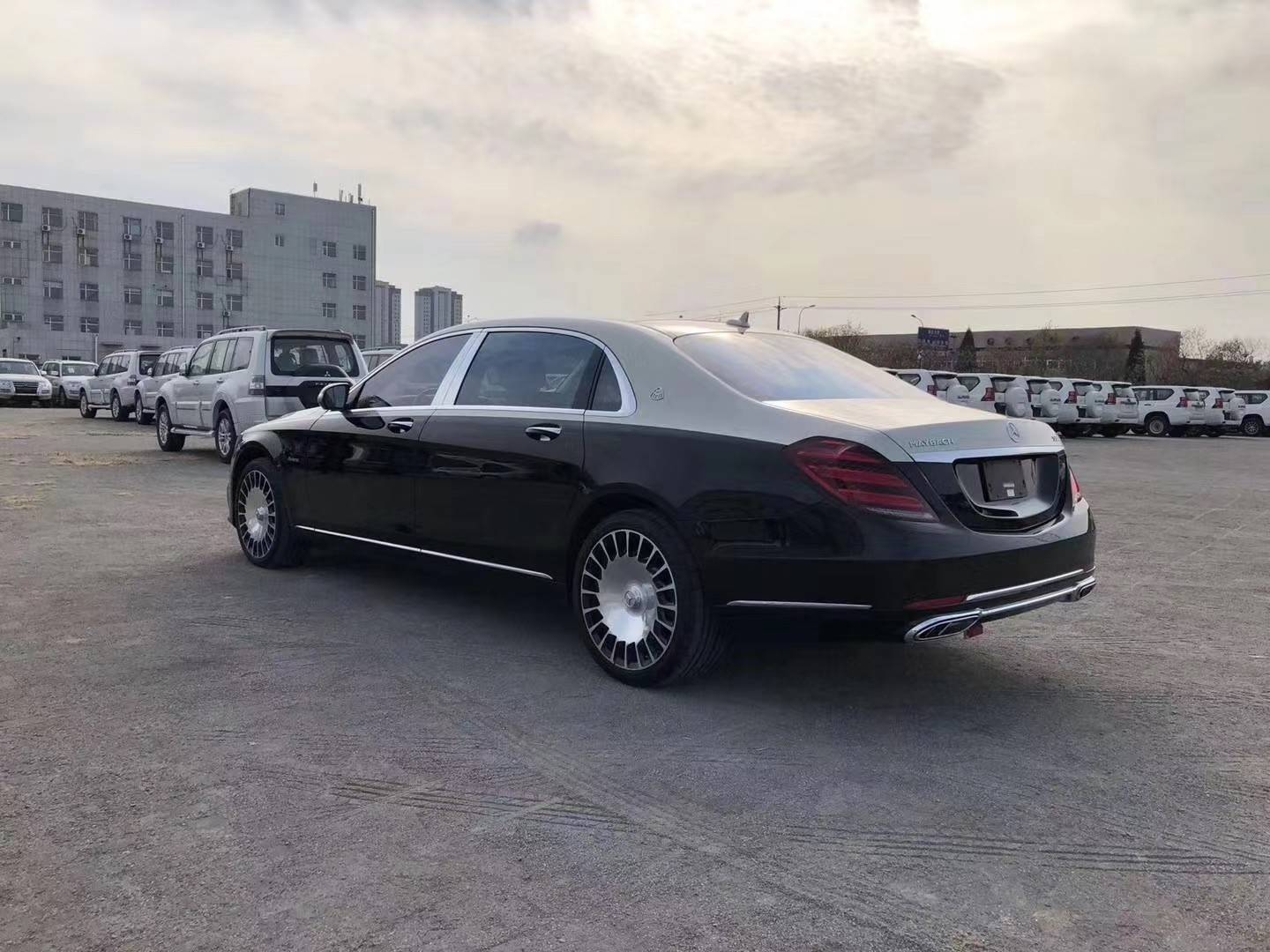 进口奔驰迈巴赫s560经典轿车科技感十足