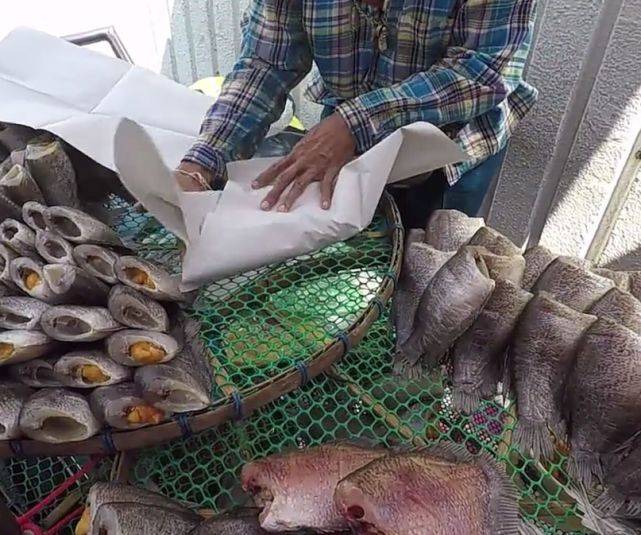体验泰国生活日常，到街上小摊买海鲜，鱼籽还只是装饰品