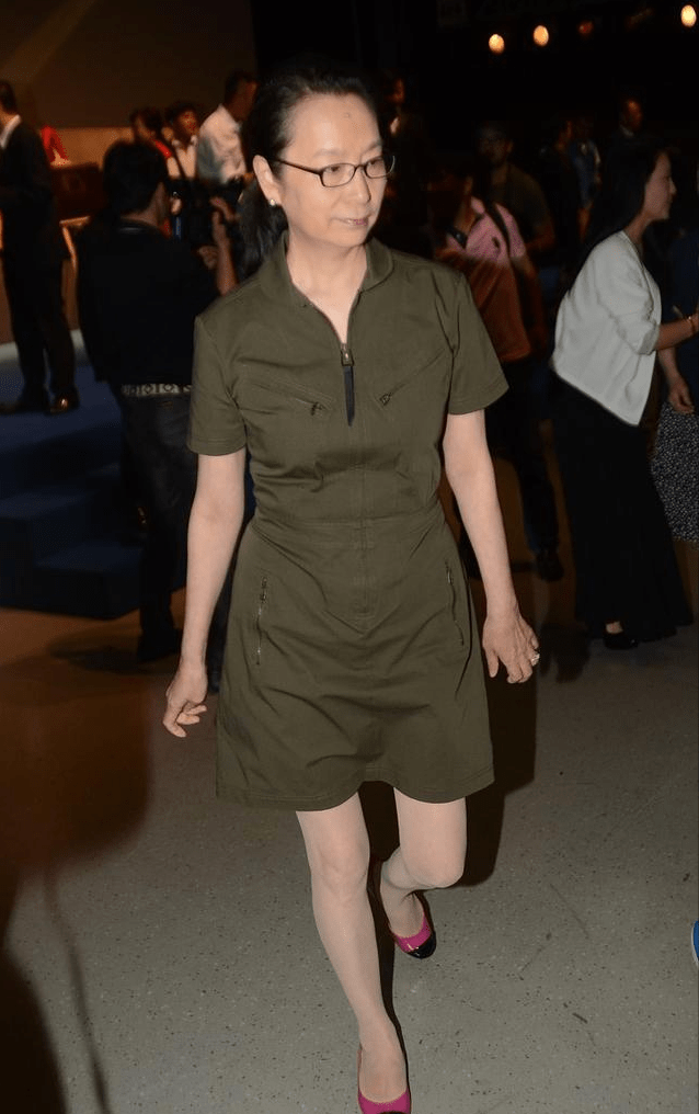 奚美娟难得高调一回,黑色裙装配芭比粉口红,奶油腿让年轻人羡慕