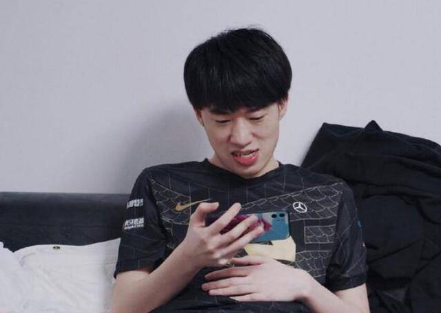 rng除了营销只剩摆烂!小虎再次回归中单,名单也用摇摆战术?