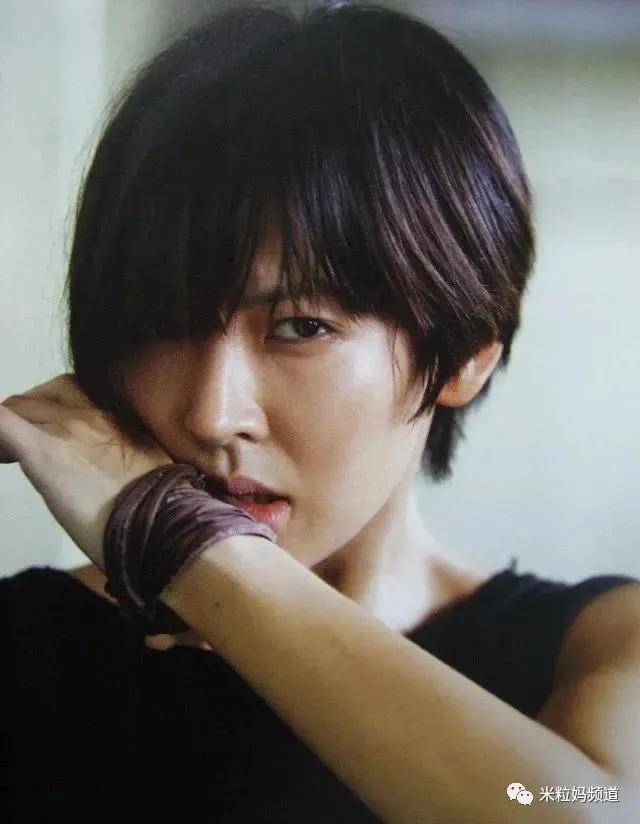 2009年,她又凭借《iris》里女特工"金善华"一角,获得 kbs演技大赏最佳