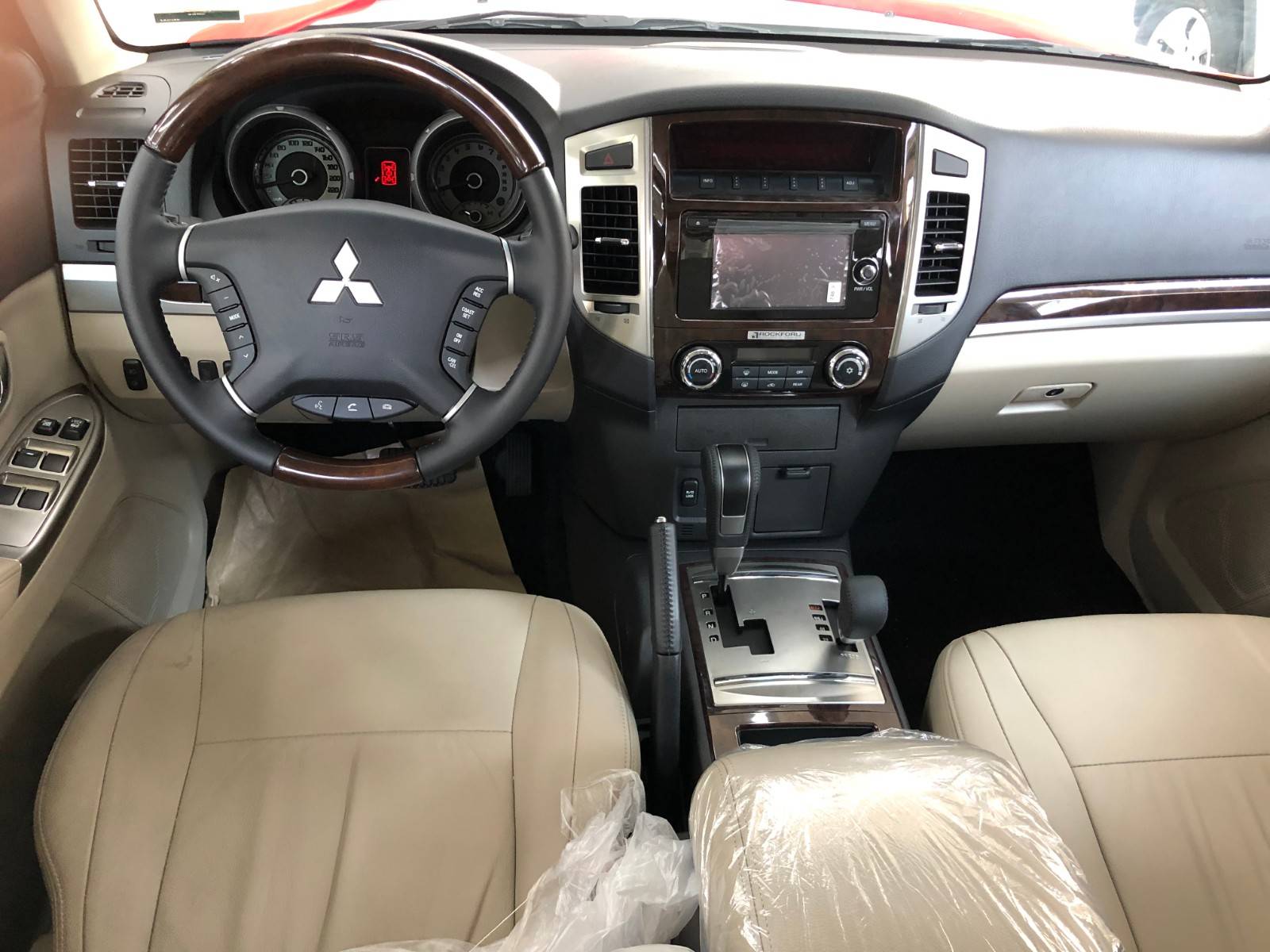 三菱帕杰罗v97内饰设计简约平实,大面积银色的装饰面板,高亮度银色外