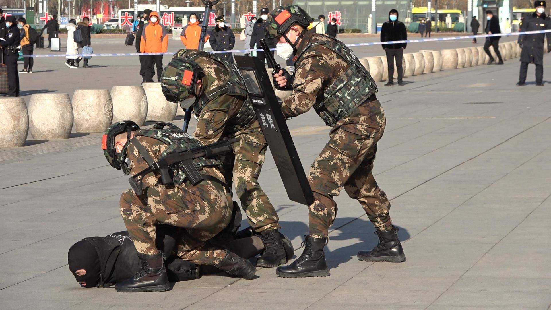 庆祝首个警察节,保定路地警方联合开展反恐演练