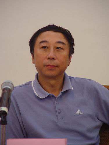 原创家世显赫的官四代冯巩连登32年春晚却为了尽孝突然消失