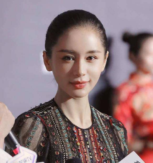 原创王子文不愧是小个子"超模,一袭印花裙配盘发,气质好出众