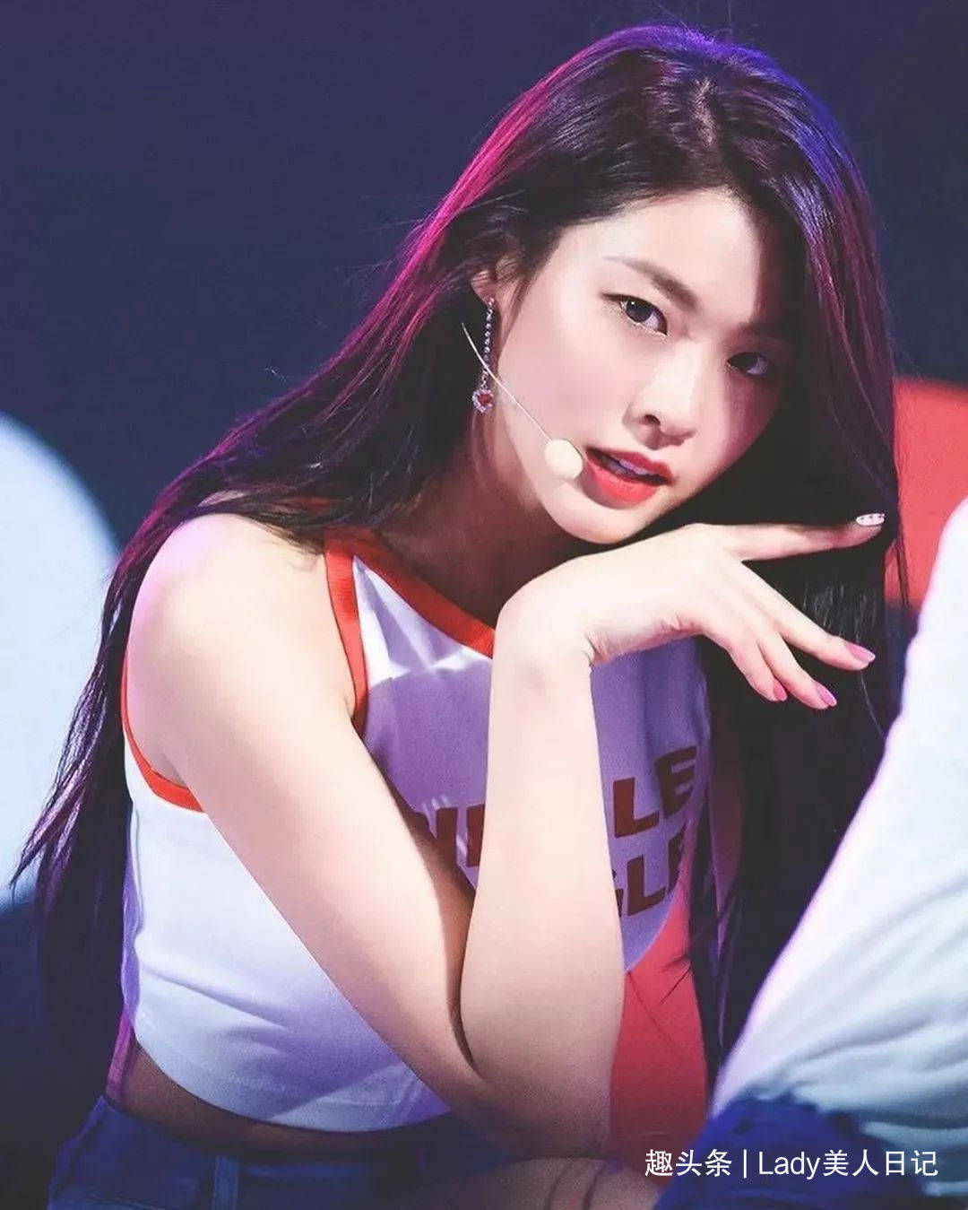 身段拔尖,长相拔尖的金雪炫,也是和许多女明星相同