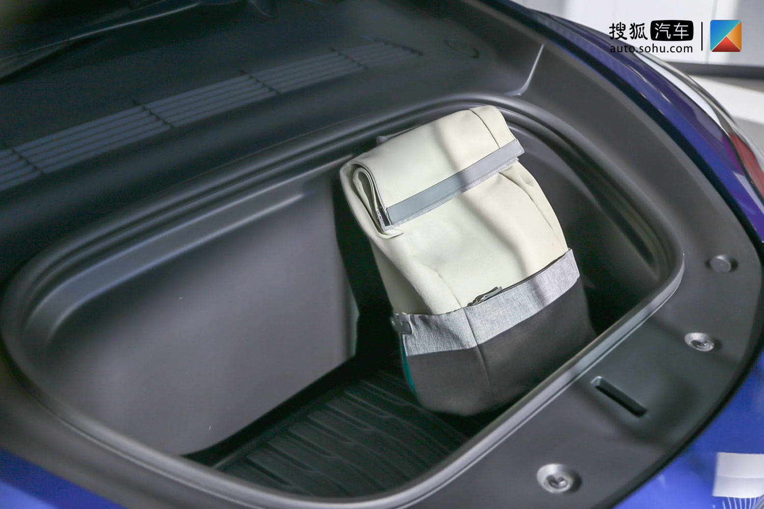 实拍特斯拉model y:特斯拉,从不坑穷人_空间