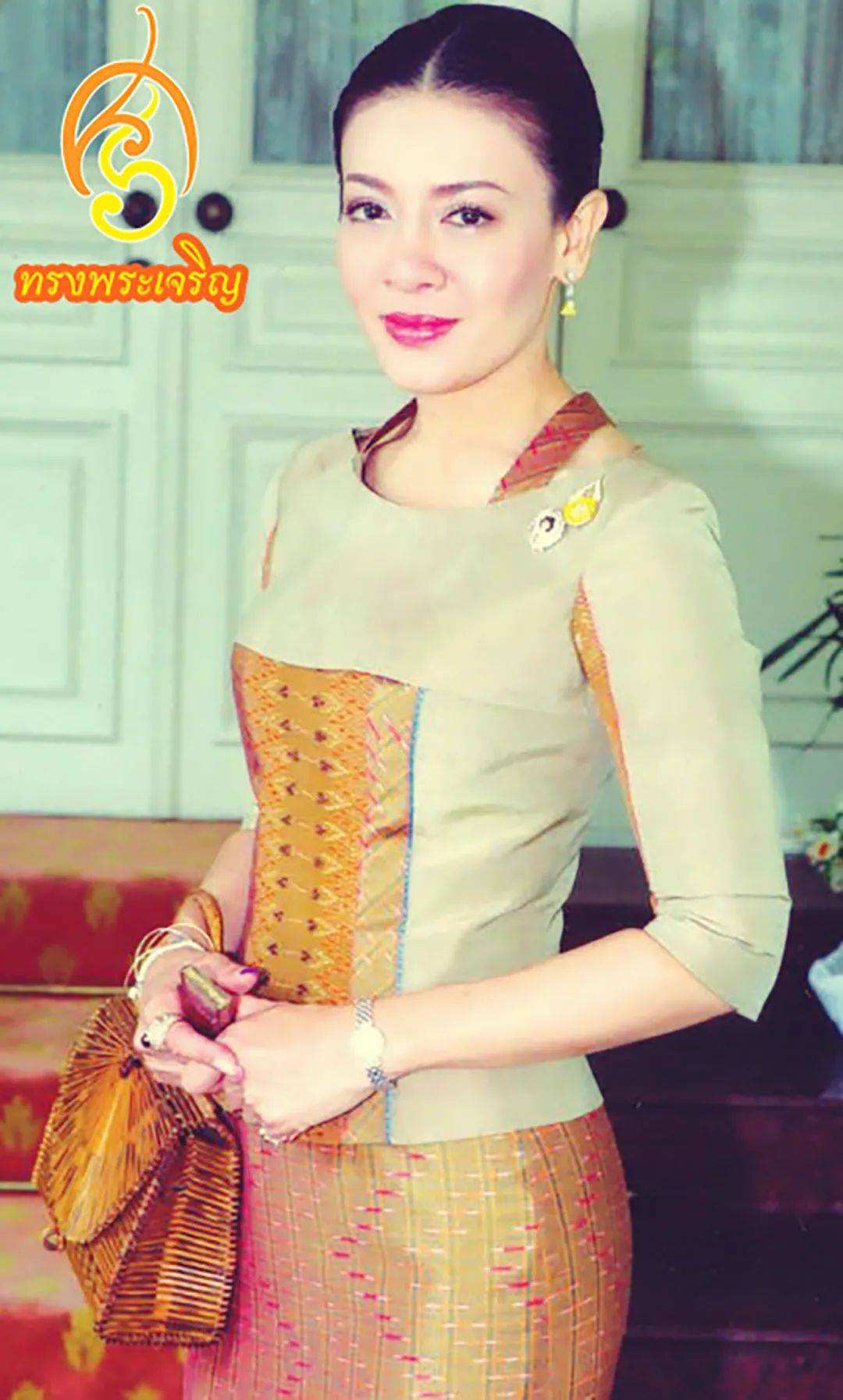 西拉米王妃深情错付甘愿赤身跪地给狗喂食放下尊严讨丈夫欢心