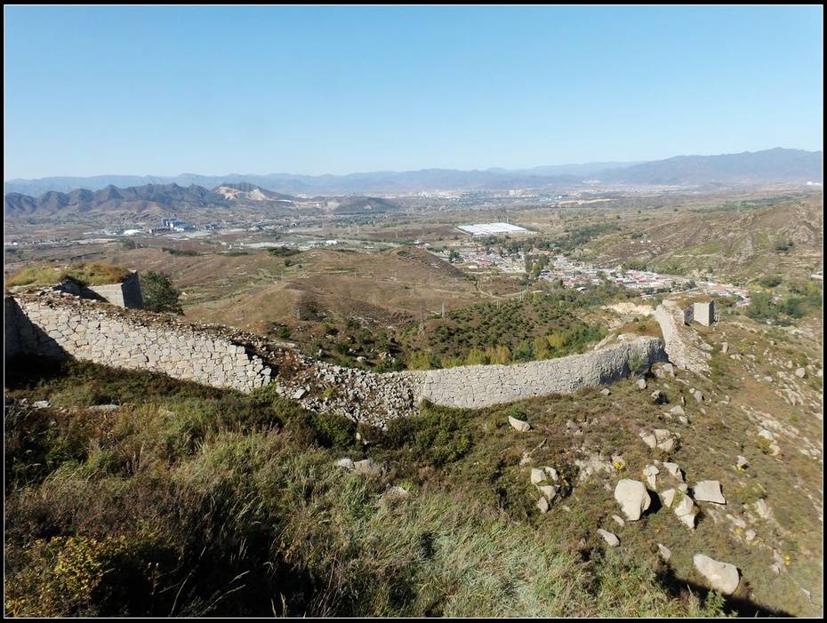 刀光暗淡硝烟尽,断壁残墙向天歌