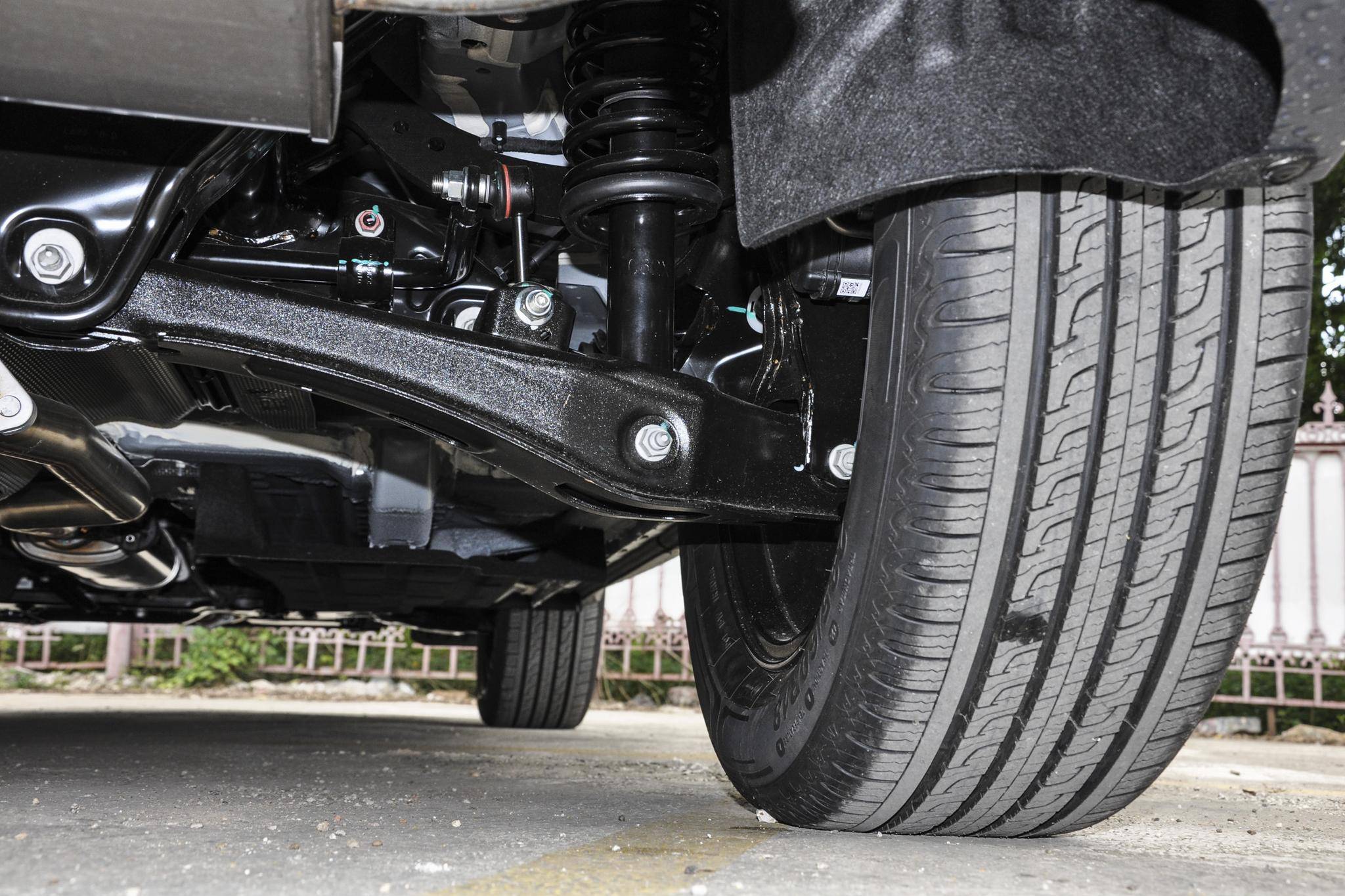 x7在这方面,只能说是又让人失望了,悬挂过于硬朗的问题十分突出,底盘