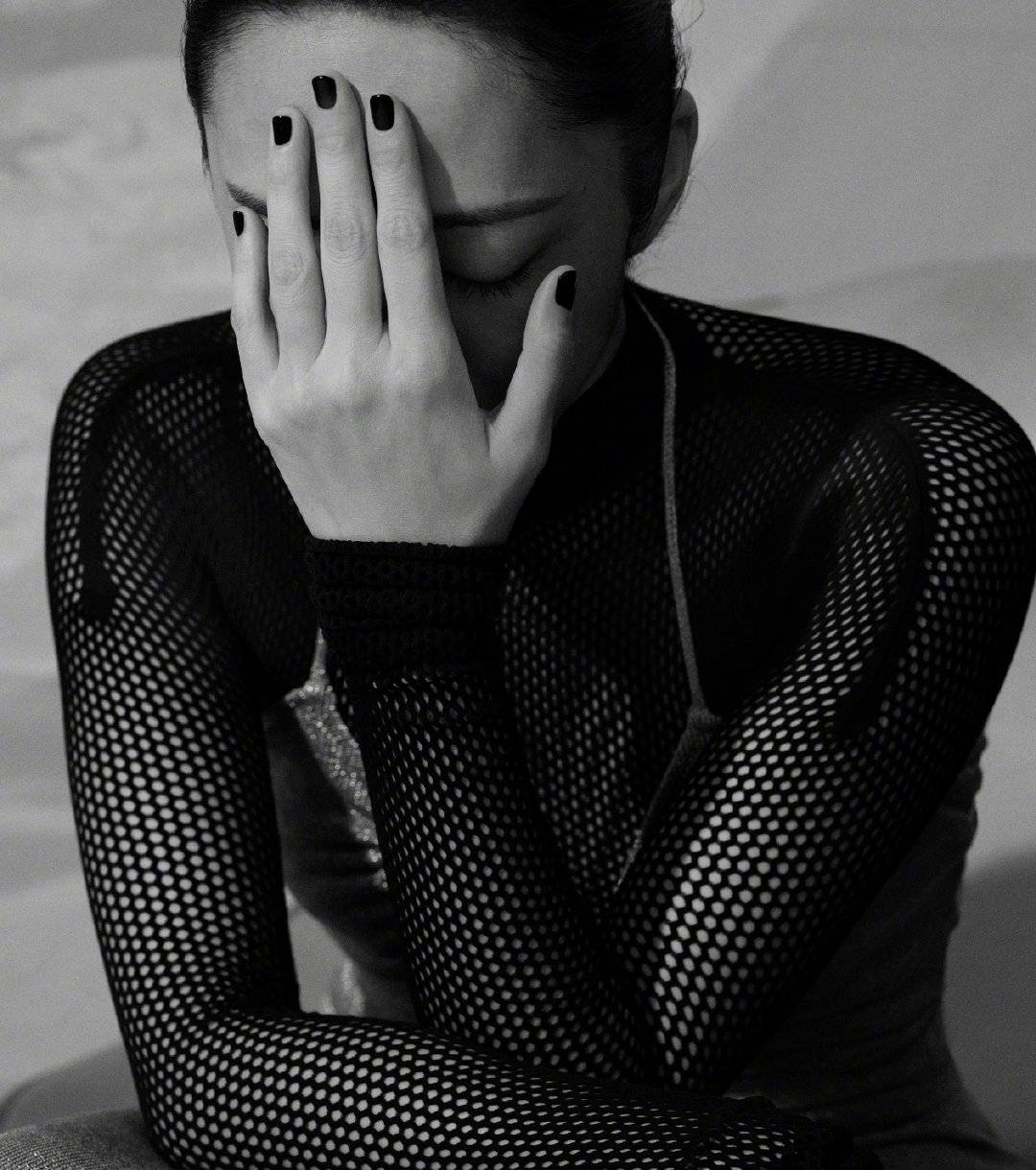 原创女王归来,41岁姚晨挑战蕾丝上衣大秀身材,竟一点都不俗