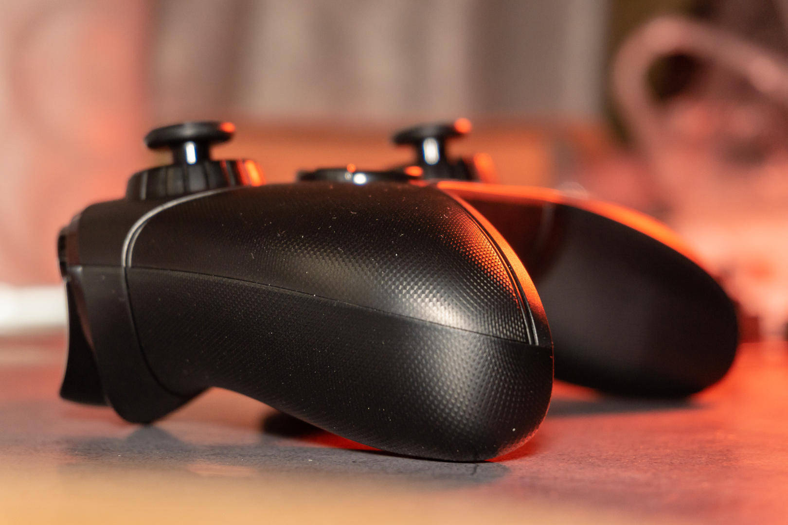 握把处有激光晒纹雕刻,虽然没有tpe包胶柔软的触感,日常使用防滑防