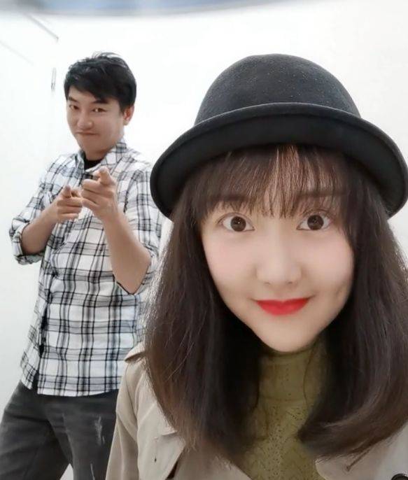 扮演凌美雪的是黄安仪,她退出了演艺圈,开始了平淡的生活,随着年龄