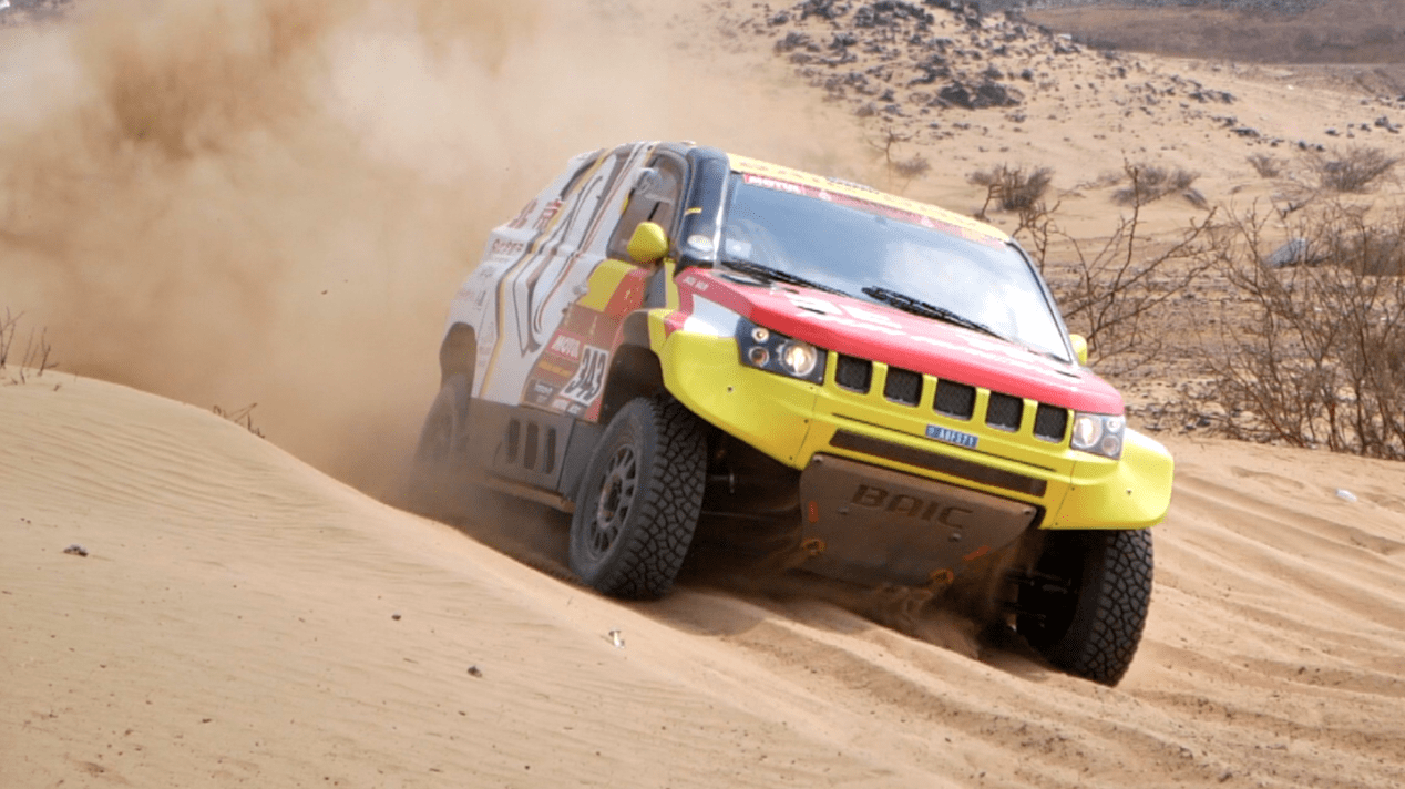 动力方面,新时代的越野赛车要比哈弗更加出色,bj40 4x4搭载一台5.