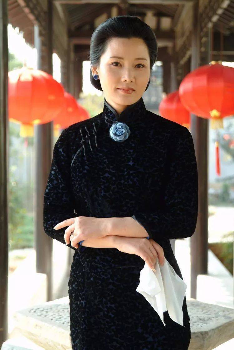 因长相太美无人敢追,父亲因她终身不娶,她的魅力到底有多大?_何赛飞