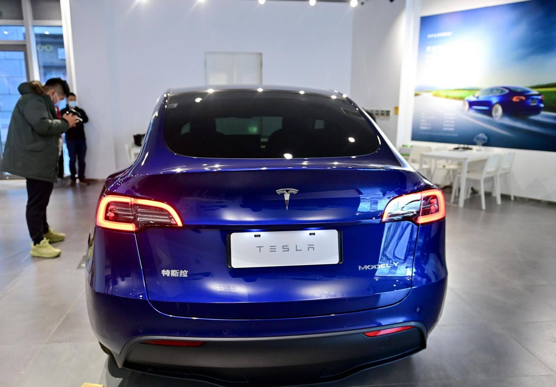 实拍特斯拉model y:飞翼门 594公里续航,落地34万,这次会火吗?