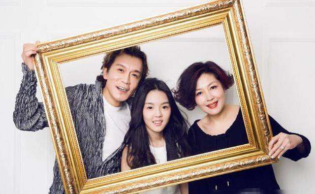 李咏女儿晒照庆18岁生日,成熟且性感,妈妈哈文守零点祝福_法图麦