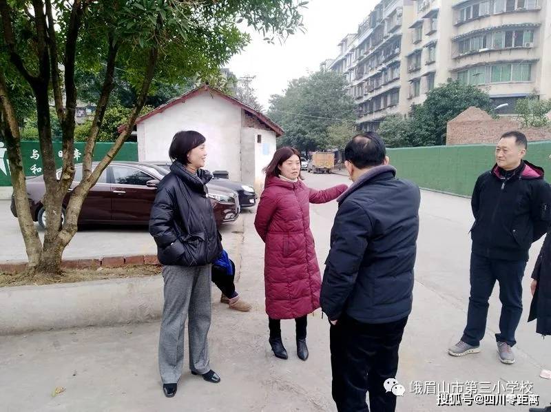 市委常委宣传部部长卞茜调研峨眉三小新校门和综合楼开工建设准备工作