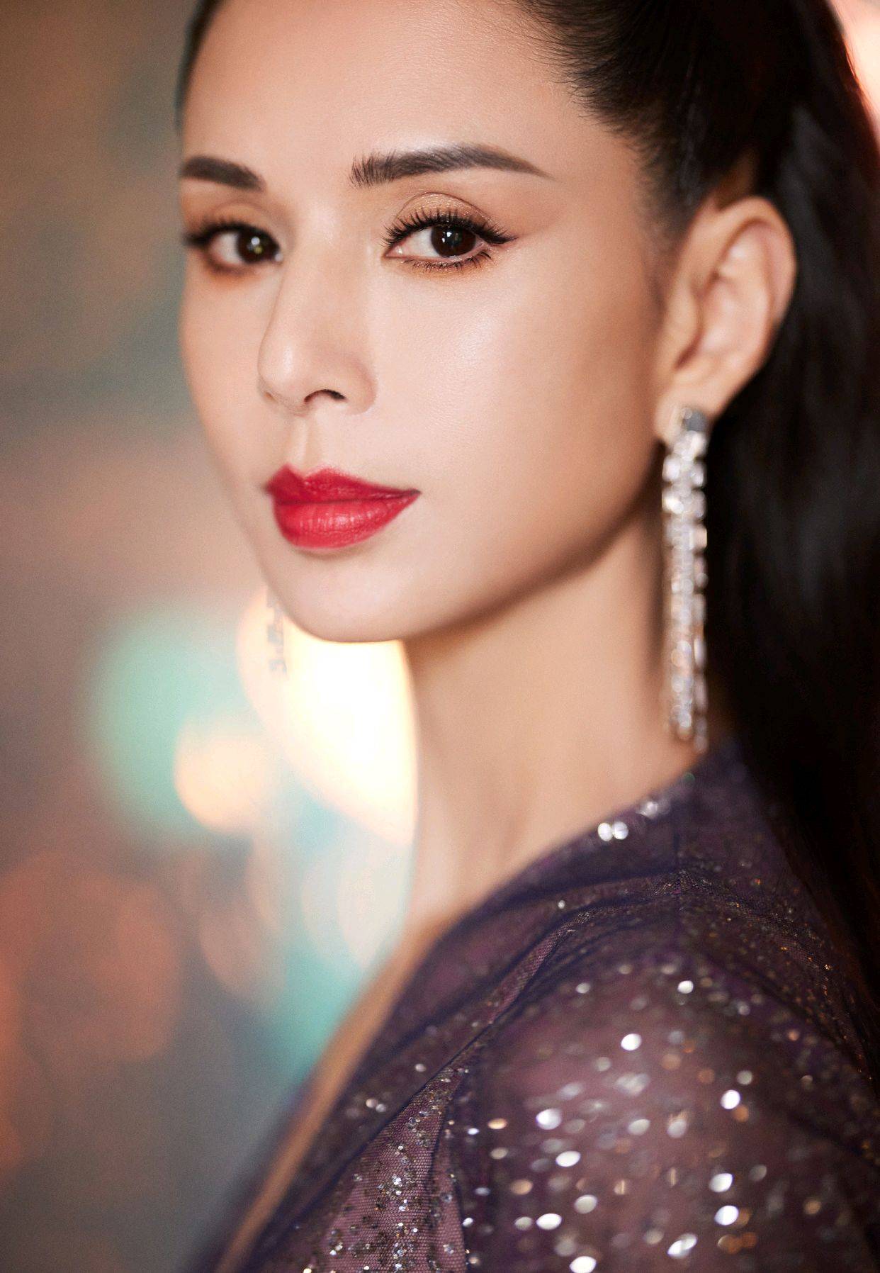 李若彤的衣品也太好了身穿紫色亮片连衣裙气质优雅又减龄