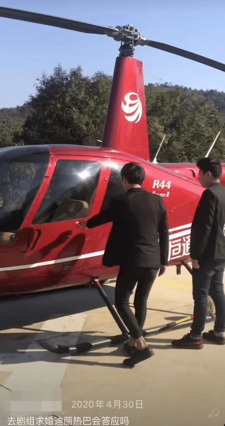 迪丽热巴被富家哥求婚,男方坚持示爱九个月,当众下跪赠女方豪车