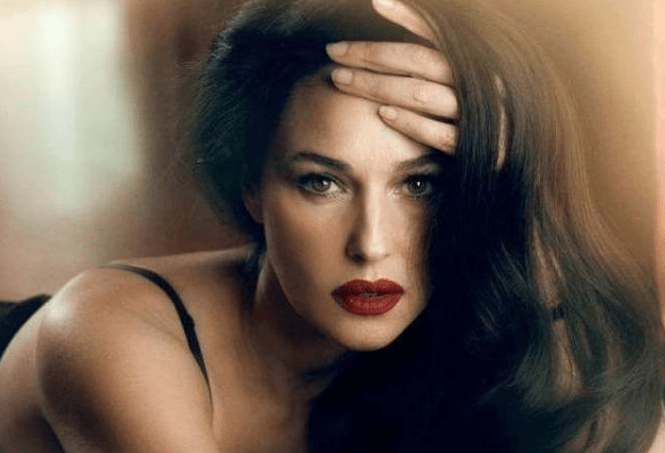 超模莫妮卡全新大片曝光!薄纱裙难掩性感好身材,美貌直击少男心