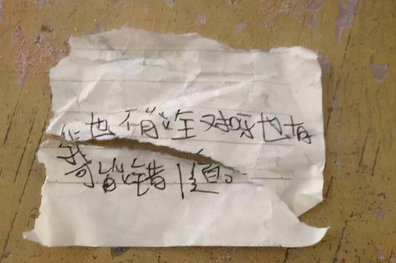 原创小学生考试传纸条火了,老师截胡后不怒反笑:不怕我,就这?