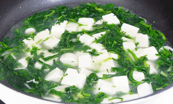 今日要给咱们介绍的"高钙汤"便是荠菜豆腐汤,不只是口感不错,并且还