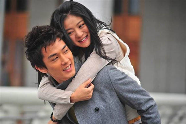 早前,安以轩曾经和韩国明星李承铉交往过一段时间,这也是安以轩在娱乐