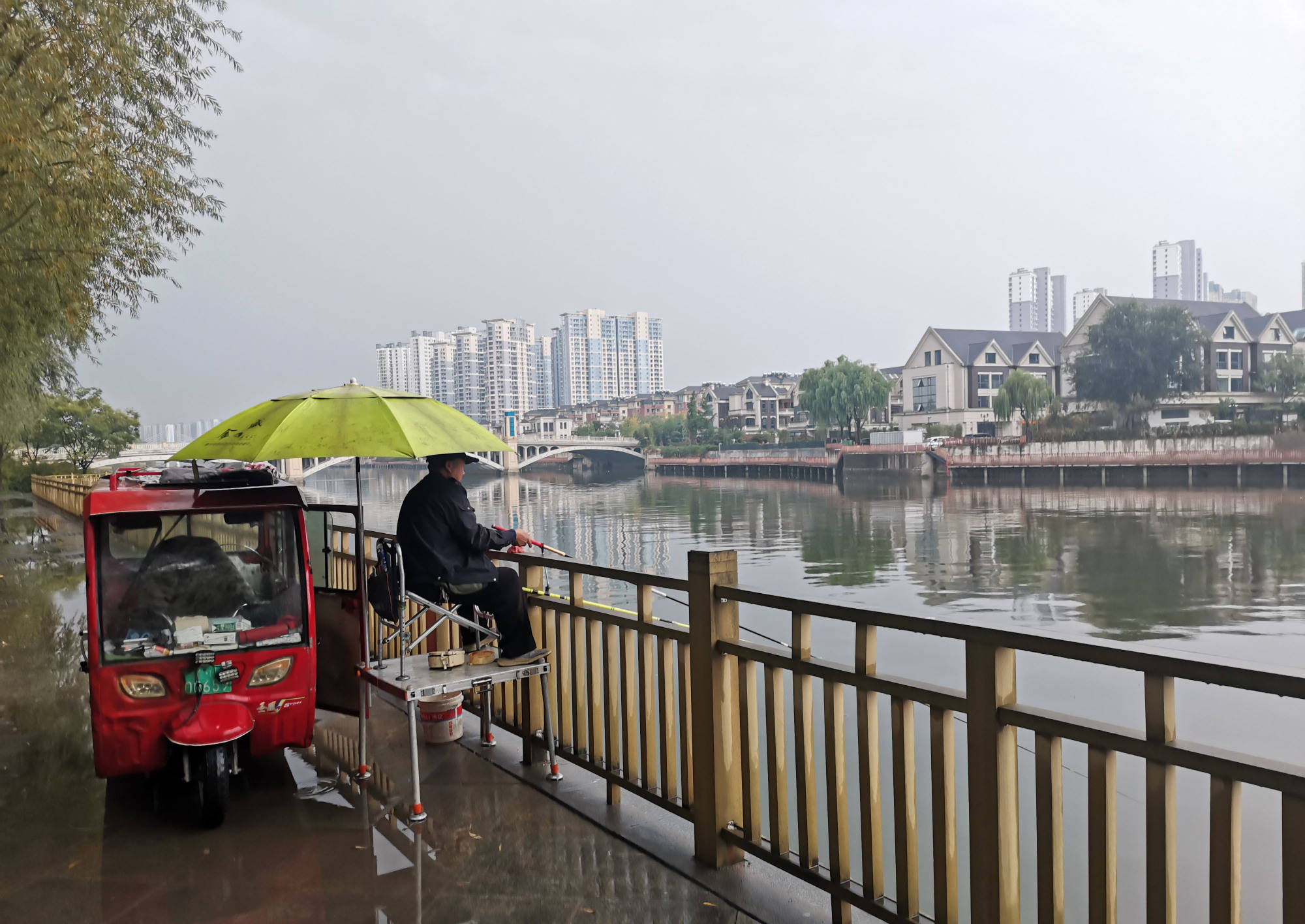 牌子上明明写着"禁止钓鱼"为什么还有人在抛竿_水库