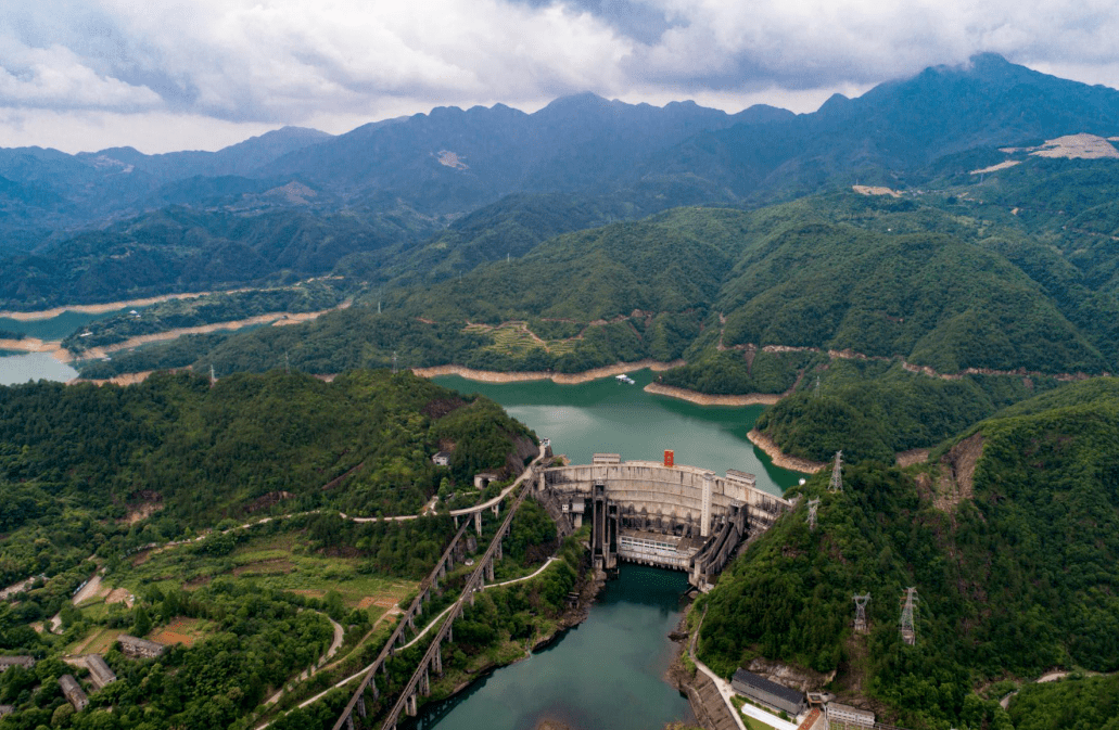 青山绿水碧波荡漾让孩子们徜徉在富有诗意的仙宫湖畔