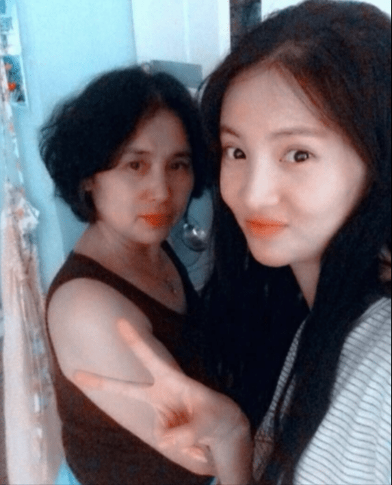 金晨和父母张继科邓伦合照金晨全家都是高颜值超级像爸爸