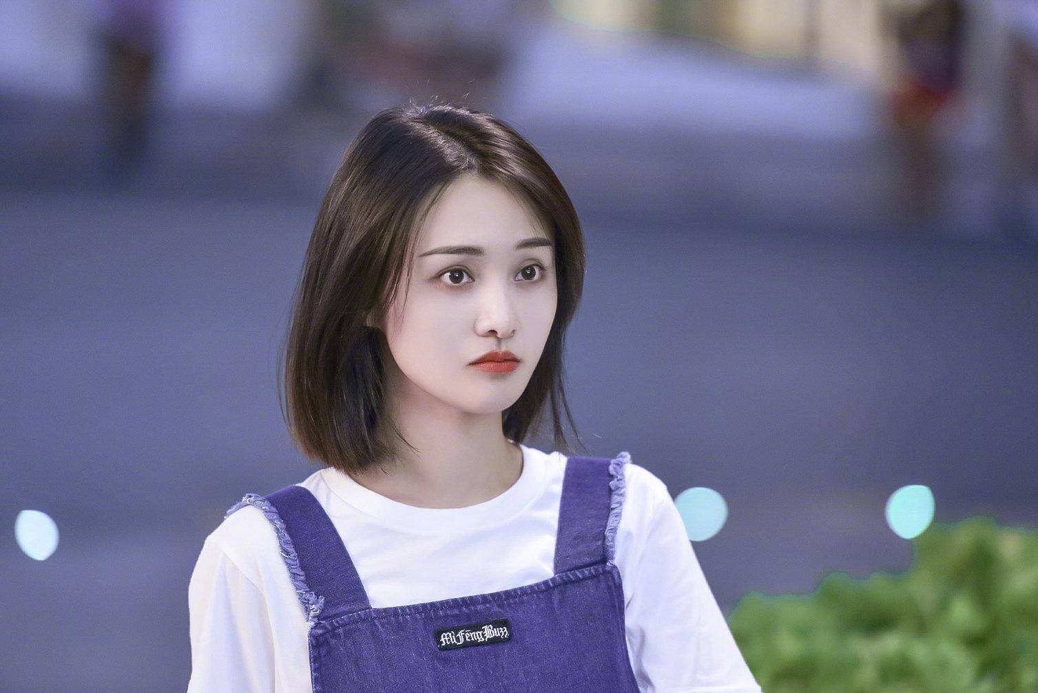 郑爽:1991年8月22日 狮子座 生肖羊从她的八字来看,命格有点儿桃花劫