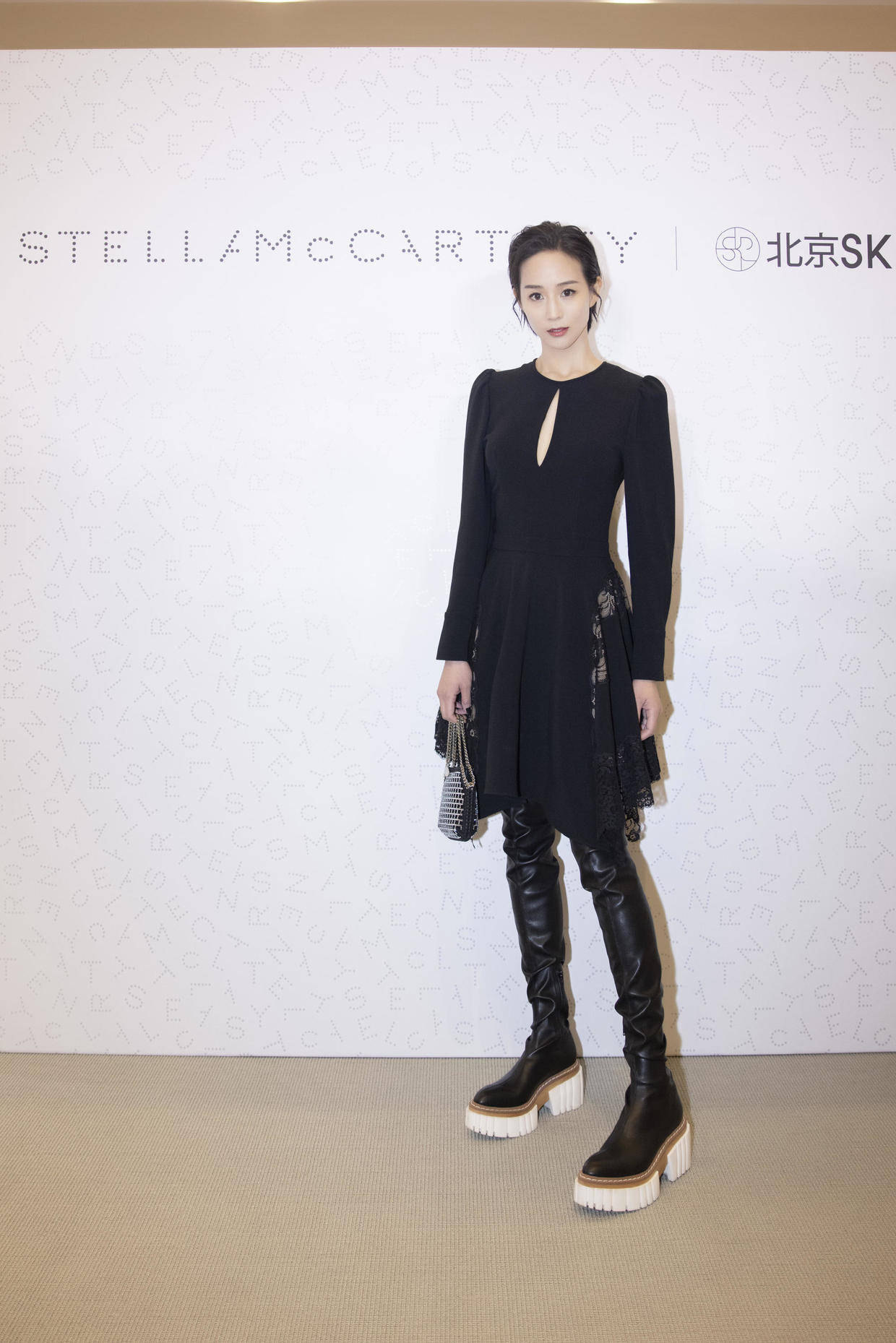 张钧甯是酒杯身材绝了穿白色连衣裙高挑纤瘦真有料