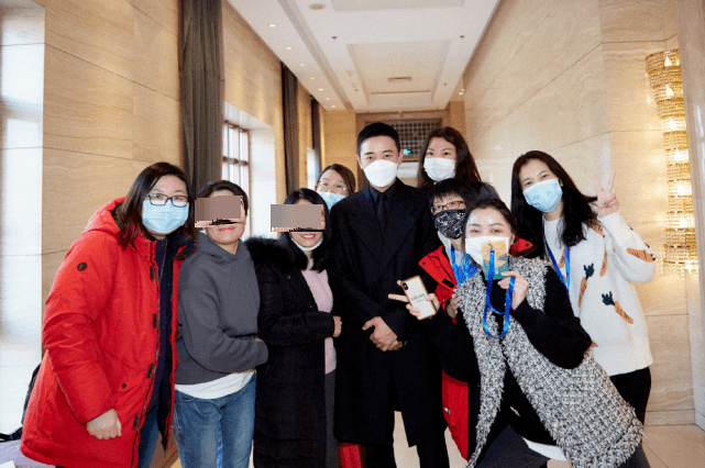 原创罗晋出席活动被女粉丝包围紧贴合照绅士手抢镜给足唐嫣安全感