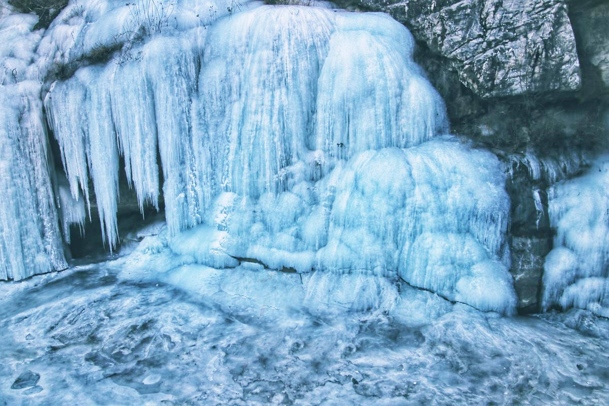 北京难得自然形成的冰瀑晶莹剔透冰柱悬挂免费参观人不多