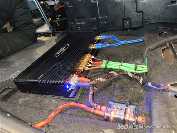 1功放推动,低音炮安装在尾箱,补充低频,增强声场立体感,营造澎湃有力