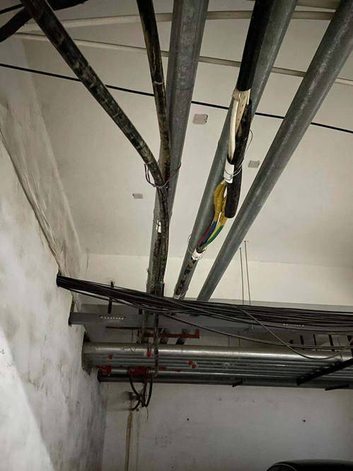 (楼下电缆悬挂管道敷设)