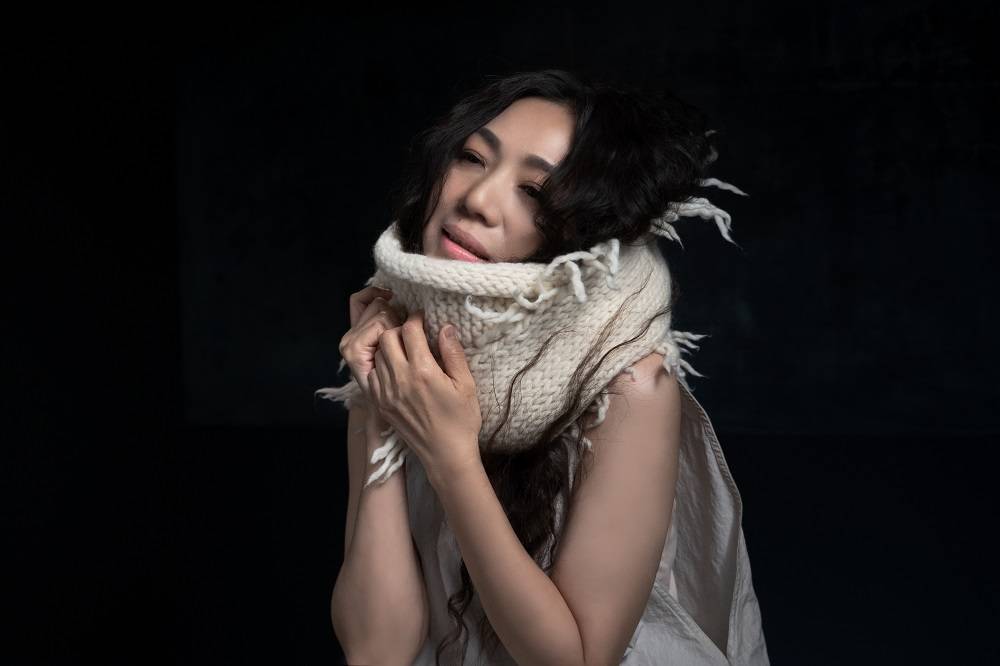 万芳首邀母亲出演新歌mv在那个冬天的下午我爱你温暖首播