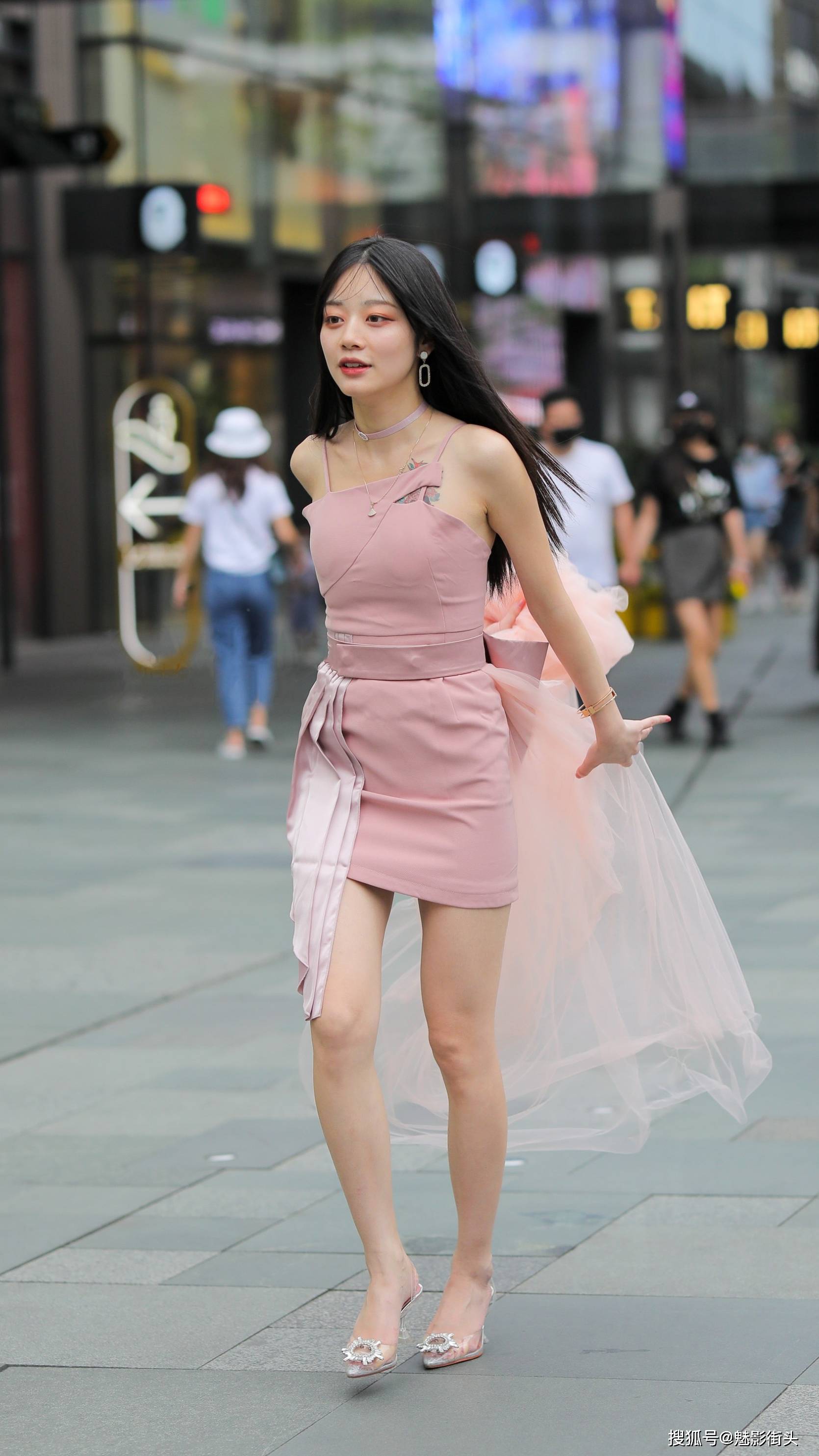 粉色是年轻女孩的最爱,美女用粉色薄纱来装点连衣裙,甜美又减龄