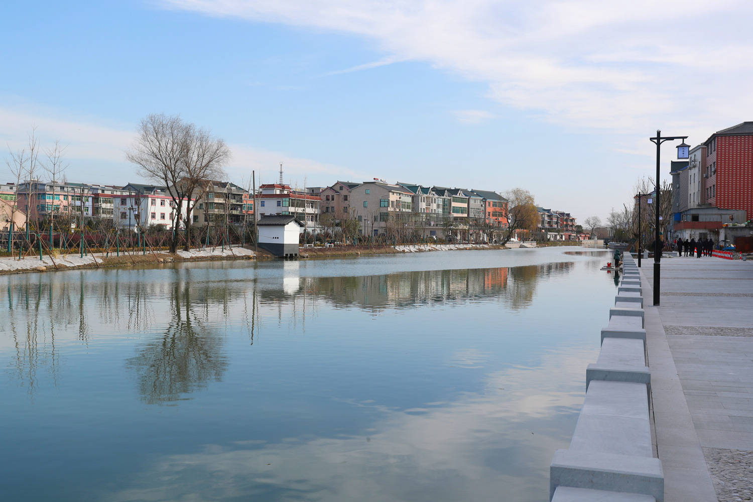 初冬暖阳向水而行凌凌波光点点绿化杭州萧山蜀山街道造高标准美丽河湖