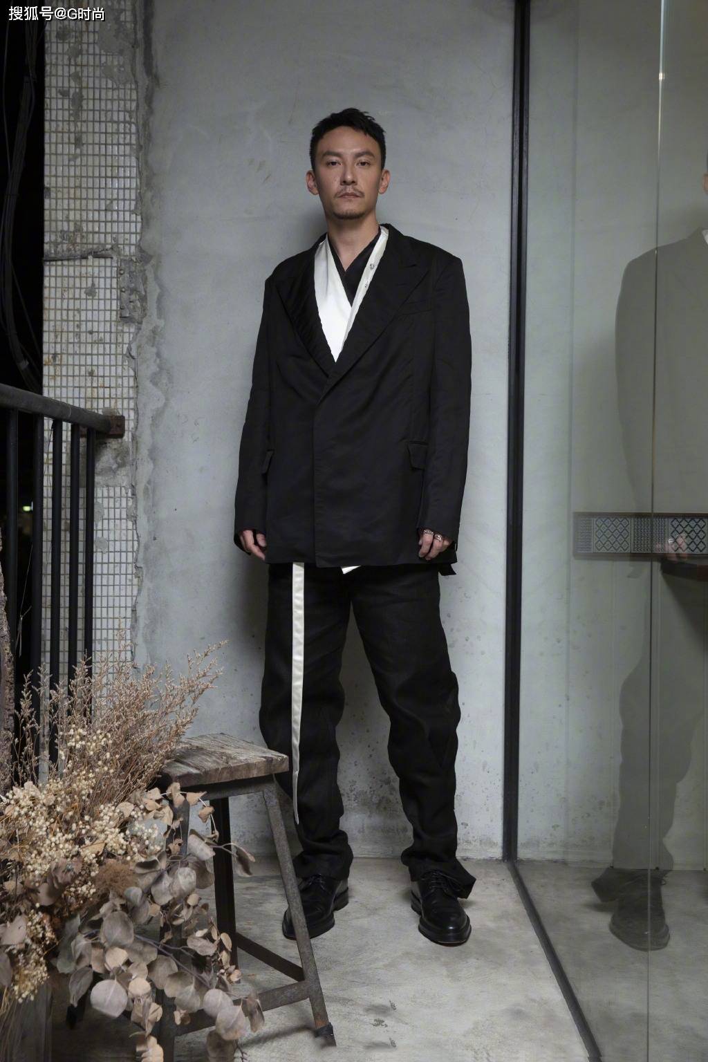 张震身着黑色缎面西装,简约黑白撞色彰显不羁态度